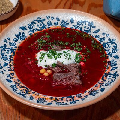 Свекольный суп с лабане и нутом в Мазл Тов по цене 580 ₽