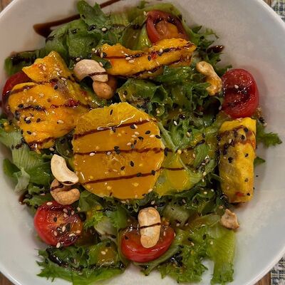 Горячий салат с лососем и цитрусовым соусом в Марани по цене 1230 ₽