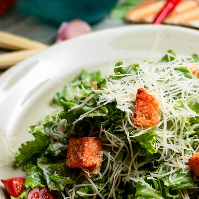 Цезарь с курицей в Meal me по цене 325 ₽