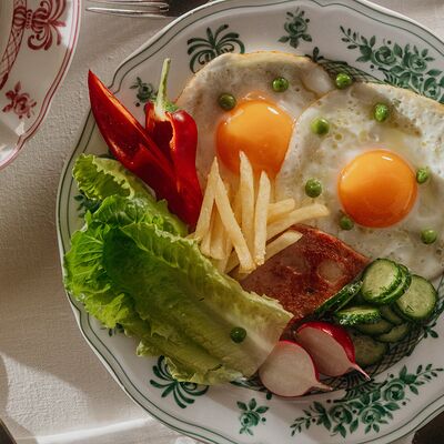 Яичница с жареной мортаделлой, садовыми овощами и френч-фрайс в Salone pasta & bar по цене 950 ₽