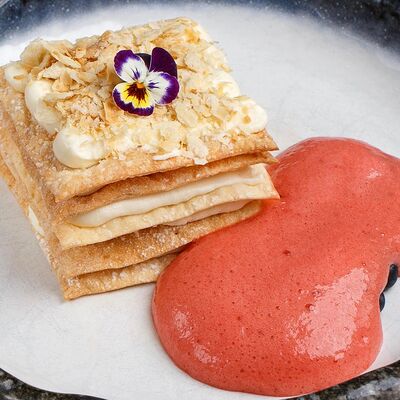 Наполеон хрустящий с ягодным муссом в Макароны по цене 390 ₽