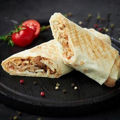 Сырная шаурма с курицей Y в Папа жарит по цене 380 ₽