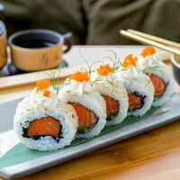 Шеф ролл с лососем в Nikkei Sushi Premium