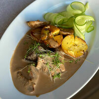 Телячьи щечки с картофелем беби в Моне