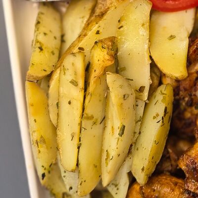 Картофель в Мужчина готовит по цене 100 ₽