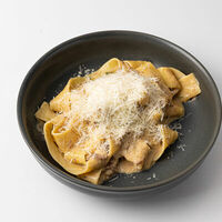 Папарделле с говяжьими щечками в сливочном соусе в Финнеганс