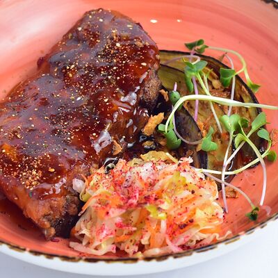 Рёбра свиные в глазировке / жареный баклажан и капуста кимчи в Самое популярное кафе по цене 805