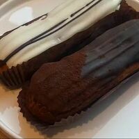 Эклер шоколадный в Bella Strada