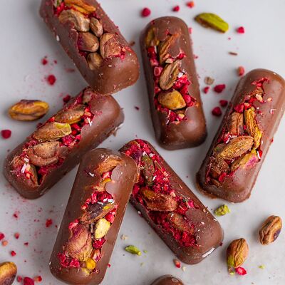 Конфета шоколадная Фисташка-малина в Мамин Cake по цене 120 ₽