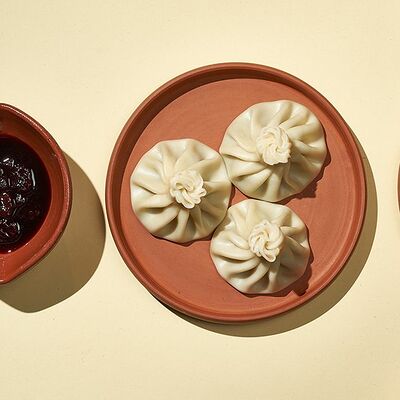 Хинкали с надуги и вяленым абрикосом в Хачапури и вино по цене 205 ₽