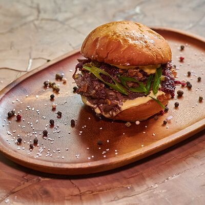 Мясо в булке с говядиной и соусом чеддер в Chipock Premium по цене 700 ₽