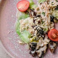 Теплый салат с кальмарами, грибами шиитаке и ореховым соусом в Дади