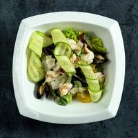 Теплый салат с морепродуктами под соусом манго в Остерия Il Massimo
