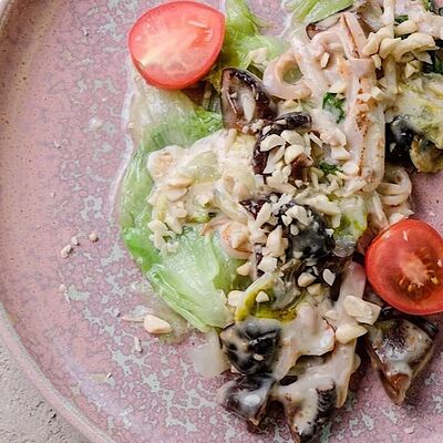 Теплый салат с кальмарами, грибами шиитаке и ореховым соусом в Дади по цене 375