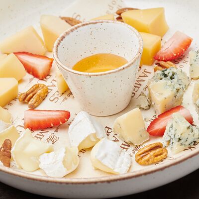 Ассорти сыров с медом и клубникой в The James Shark Pub по цене 720 ₽