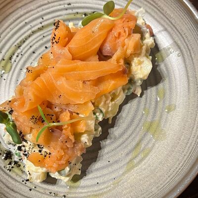 Салат Оливье со слабосолёным лососемв FABRIKA по цене 620 ₽