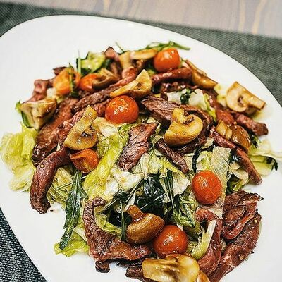 Теплый салат с ростбифом в Pinot Noir по цене 450 ₽