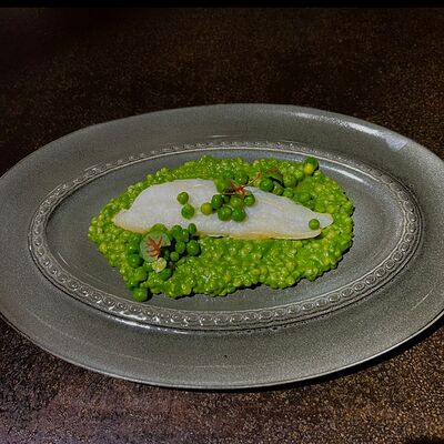 Палтус с зеленым птитимом и молодым горошком в Фабрика по цене 920 ₽