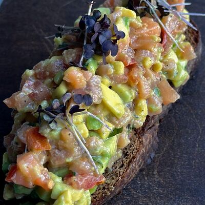 Тартар из лосося на ржаном хлебе в Crystal по цене 820 ₽