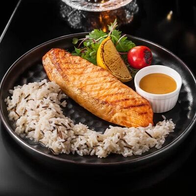 Филе семги на гриле с соусом и рисом в Хантама по цене 1250 ₽