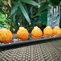 Крокеты с креветками в Cafe Seven