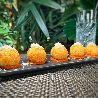 Крокеты с креветками в Cafe Seven по цене 585 ₽