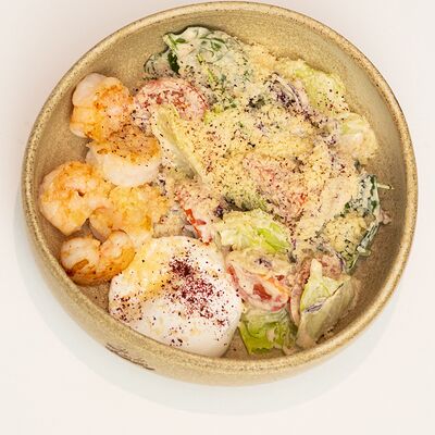 Салат с соусом вителло с креветкой в LULU COFFEE по цене 550 ₽