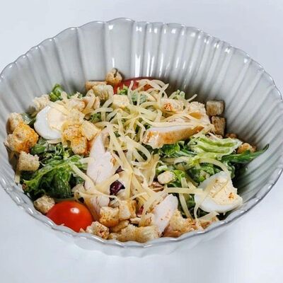 Цезарь с курицей в Фабрика по цене 300 ₽