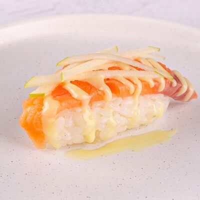 Нигири с лососем в Близкие по цене 160 ₽