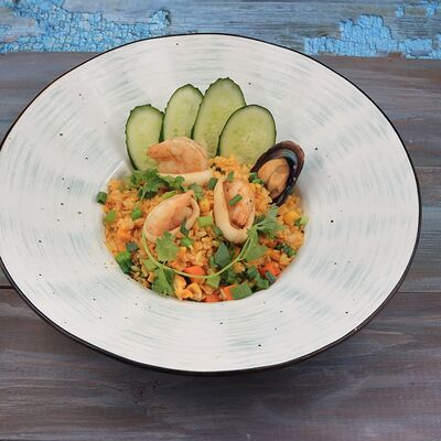 Жареный рис с морепродуктами в Pho'n'Roll по цене 710 ₽
