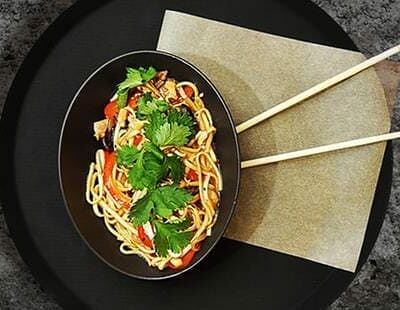 Пшеничный удон с курицей, тонкацу и грибами шиитаке в Papaya по цене 504 ₽