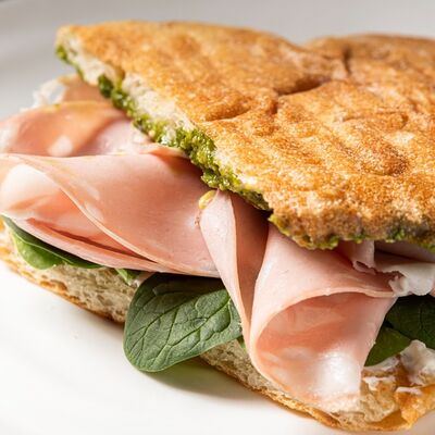 Панини с мортаделой в Тирольские пироги по цене 680 ₽