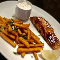 Стейк из лосося с бататом фри в Red Klen