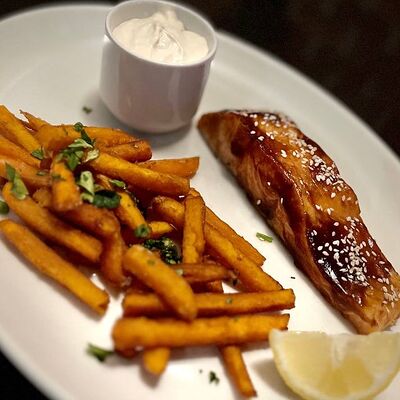 Стейк из лосося с бататом фри в Red Klen по цене 52 р.