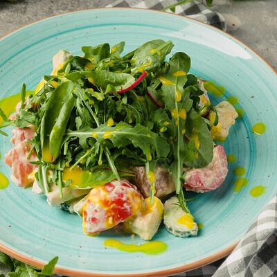 Салат с копченым лососем и авокадо в Двор Помидор по цене 620