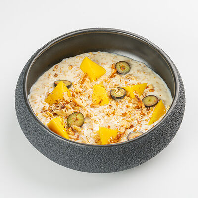 Овсяная каша на молоке, голубика, манго, грецкий орех в Южанин по цене 85000 сум