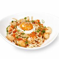 Лапша с гребешками и страчателлой в Chow Chow