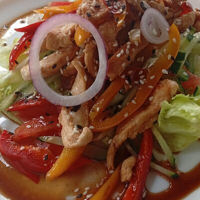 Салат тайский с курицей в Гостиный дворик по цене 560 ₽