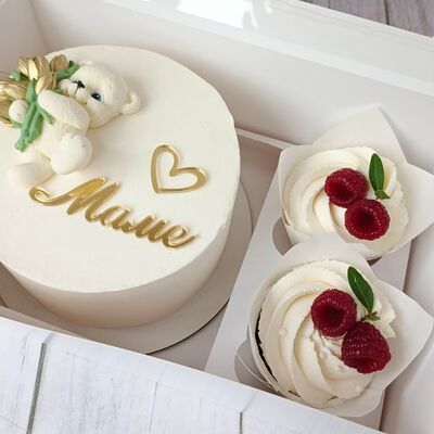 Набор бенто с мишкой + 2 капкейка с малинкой в Премиум торт по цене 3300 ₽