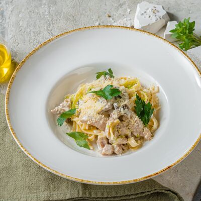 Тальятелле с курицей и грибами в PizzAmore по цене 1120 ₽