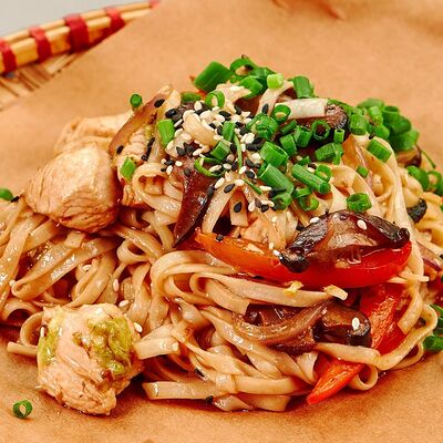 Удон с сезонными овощами и грибами шиитаке в Pho Bo и Том Ям по цене 289 ₽