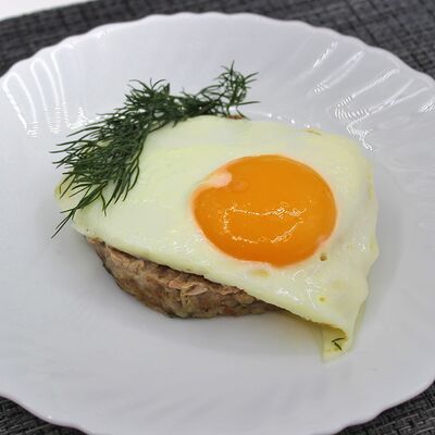 Биточек из говядины с яйцом в Чёрный и белый по цене 170 ₽