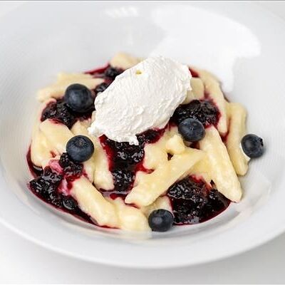 Вареники ленивые с муссом из рикотты и соусом Лесные ягоды в Волконский по цене 680 ₽