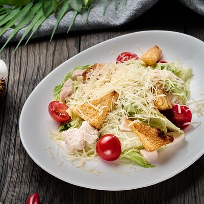 Салат Цезарь с курицей в Кухня МОМО по цене 439 ₽