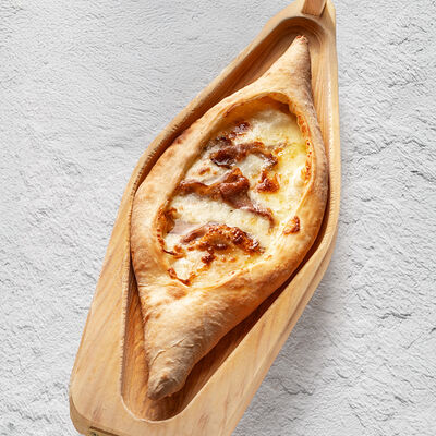 Хачапури с копченым свиным окороком и сулугуни в ЮжанеГорожане по цене 658 ₽