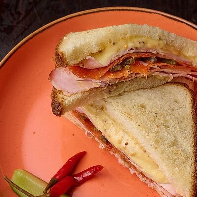 Сэндвич мясника в Cheshire Cat & Cheese по цене 490 ₽