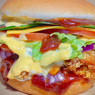 Бургер со стрипсами и горчичным соусом в ЗА ОБЕ ЩЁКИ по цене 320 ₽