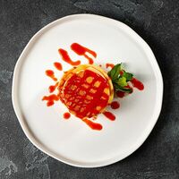Панкейки с клубничным соусом в Amarena