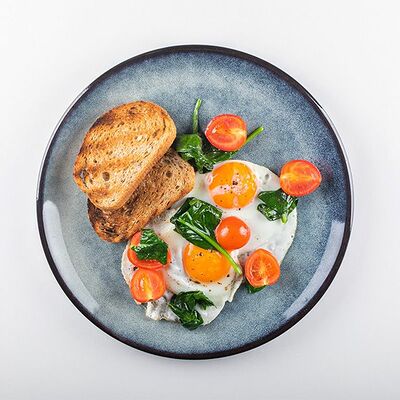 Глазунья со шпинатом в Пармезан и пури по цене 235 ₽