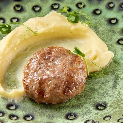 Рубленый бифштекс из свинины с картофельным пюре в ресторан 
